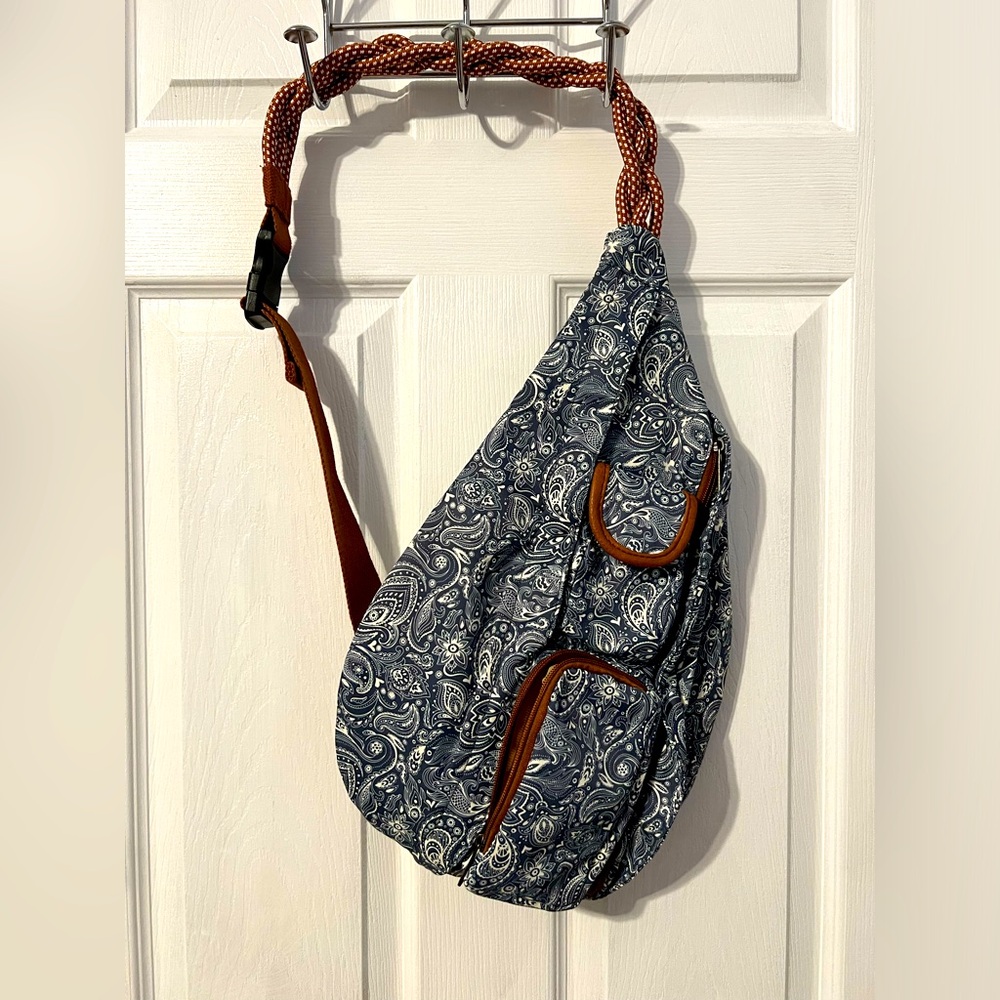 NWOT ladies cross body travel bag